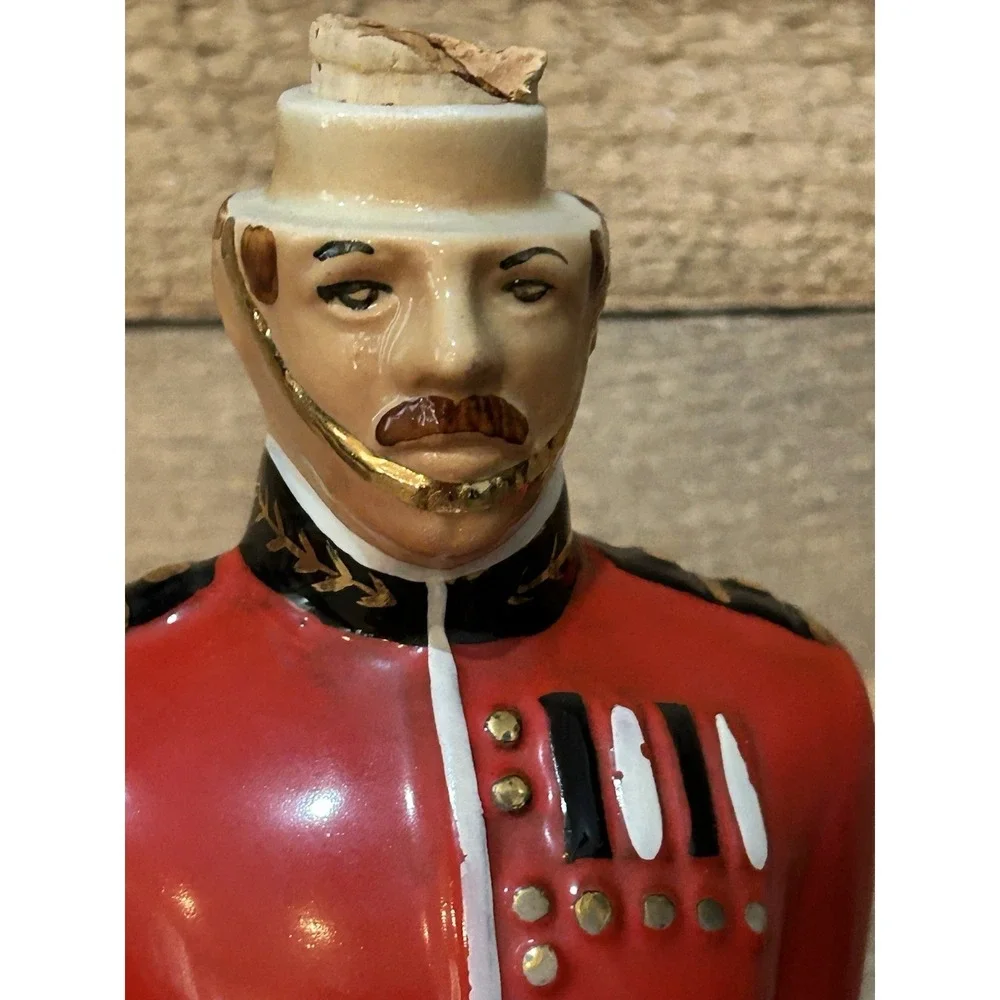Vintage Windsor Supreme Canadian Whiskey Guard Soldier Liquor Bottle Decanter